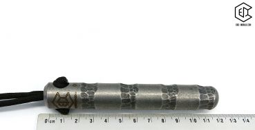 Preview: Handgeschmiedeter Kubotan HC-22-2 Unikat (Custom Made) von vorne auf weißem Hintergrund. Seriennummer SN sichtbar, Totenkopf-Gravur, schwarzer Paracord-Fangriemen, 3 Bohrungen. GPSR: Chargennummer/Hersteller SN für Rückverfolgbarkeit. Nur als Grifffestige