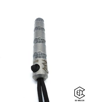 Preview: Handgeschmiedeter Kubotan HC-22-2 Unikat (Custom Made) von vorne auf weißem Hintergrund. Seriennummer SN sichtbar, Totenkopf-Gravur, schwarzer Paracord-Fangriemen, 3 Bohrungen. GPSR: Chargennummer/Hersteller SN für Rückverfolgbarkeit. Nur als Grifffestige