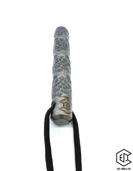 Preview: Handgeschmiedeter Kubotan HC-22-2 Unikat (Custom Made) von vorne auf weißem Hintergrund. Seriennummer SN sichtbar, Totenkopf-Gravur, schwarzer Paracord-Fangriemen, 3 Bohrungen. GPSR: Chargennummer/Hersteller SN für Rückverfolgbarkeit. Nur als Grifffestige