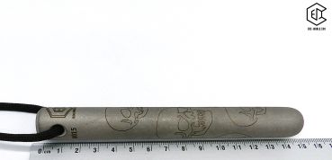 Preview: Handgeschmiedeter Kubotan HC-22-2 Unikat (Custom Made) von vorne auf weißem Hintergrund. Seriennummer SN sichtbar, Totenkopf-Gravur, schwarzer Paracord-Fangriemen, 3 Bohrungen. GPSR: Chargennummer/Hersteller SN für Rückverfolgbarkeit. Nur als Grifffestige