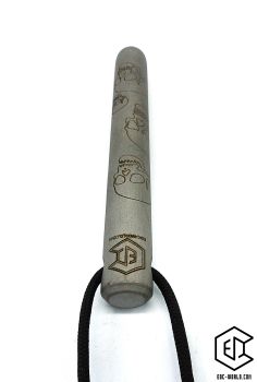 Preview: Handgeschmiedeter Kubotan HC-22-2 Unikat (Custom Made) von vorne auf weißem Hintergrund. Seriennummer SN sichtbar, Totenkopf-Gravur, schwarzer Paracord-Fangriemen, 3 Bohrungen. GPSR: Chargennummer/Hersteller SN für Rückverfolgbarkeit. Nur als Grifffestige