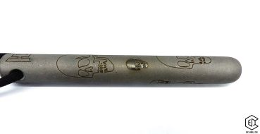 Preview: Handgeschmiedeter Kubotan HC-22-2 Unikat (Custom Made) von vorne auf weißem Hintergrund. Seriennummer SN sichtbar, Totenkopf-Gravur, schwarzer Paracord-Fangriemen, 3 Bohrungen. GPSR: Chargennummer/Hersteller SN für Rückverfolgbarkeit. Nur als Grifffestige