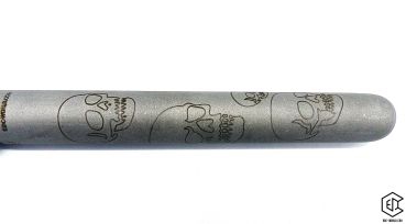 Handgeschmiedeter Kubotan HC-22-2 Unikat (Custom Made) von vorne auf weißem Hintergrund. Seriennummer SN sichtbar, Totenkopf-Gravur, schwarzer Paracord-Fangriemen, 3 Bohrungen. GPSR: Chargennummer/Hersteller SN für Rückverfolgbarkeit. Nur als Grifffestige