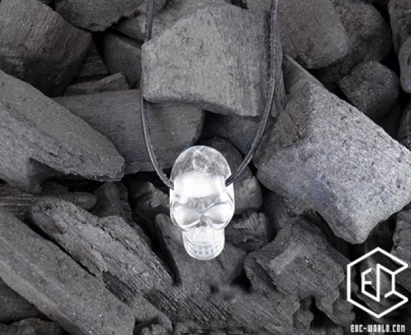 Bergkristall Totenkopf mit Lederband