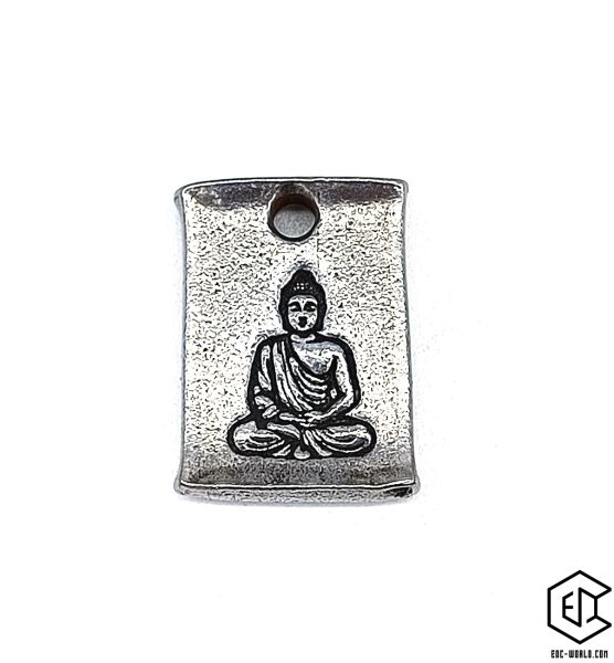 Schlüsselanhänger aus massivem Eisen mit geprägtem Motiv, Vorderansicht auf weißem Hintergrund