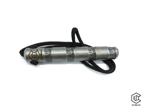 Handgeschmiedeter Kubotan HC-22-2 Unikat (Custom Made) von vorne auf weißem Hintergrund. Seriennummer SN sichtbar, Totenkopf-Gravur, schwarzer Paracord-Fangriemen, 3 Bohrungen. GPSR: Chargennummer/Hersteller SN für Rückverfolgbarkeit. Nur als Grifffestige
