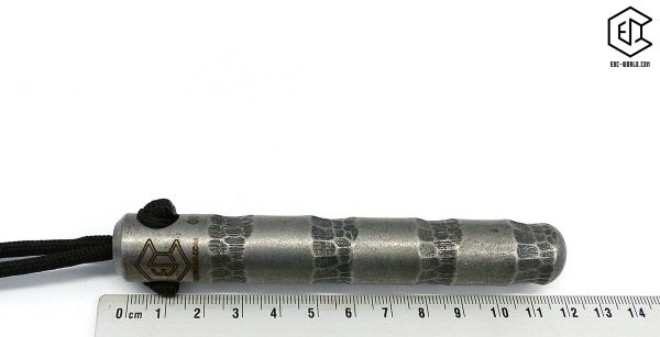 Handgeschmiedeter Kubotan HC-22-2 Unikat (Custom Made) von vorne auf weißem Hintergrund. Seriennummer SN sichtbar, Totenkopf-Gravur, schwarzer Paracord-Fangriemen, 3 Bohrungen. GPSR: Chargennummer/Hersteller SN für Rückverfolgbarkeit. Nur als Grifffestige