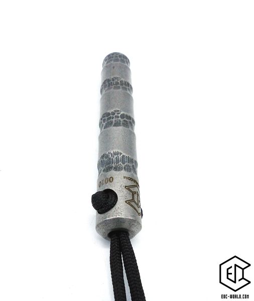 Handgeschmiedeter Kubotan HC-22-2 Unikat (Custom Made) von vorne auf weißem Hintergrund. Seriennummer SN sichtbar, Totenkopf-Gravur, schwarzer Paracord-Fangriemen, 3 Bohrungen. GPSR: Chargennummer/Hersteller SN für Rückverfolgbarkeit. Nur als Grifffestige