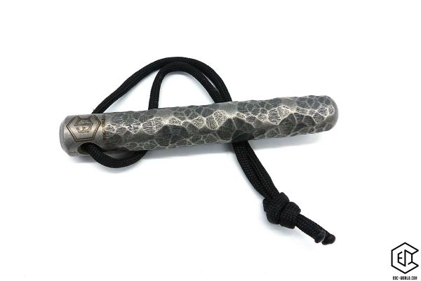Handgeschmiedeter Kubotan HC-22-2 Unikat (Custom Made) von vorne auf weißem Hintergrund. Seriennummer SN sichtbar, Totenkopf-Gravur, schwarzer Paracord-Fangriemen, 3 Bohrungen. GPSR: Chargennummer/Hersteller SN für Rückverfolgbarkeit. Nur als Grifffestige