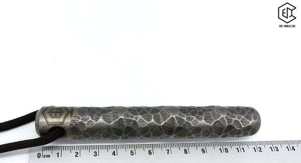 Handgeschmiedeter Kubotan HC-22-2 Unikat (Custom Made) von vorne auf weißem Hintergrund. Seriennummer SN sichtbar, Totenkopf-Gravur, schwarzer Paracord-Fangriemen, 3 Bohrungen. GPSR: Chargennummer/Hersteller SN für Rückverfolgbarkeit. Nur als Grifffestige