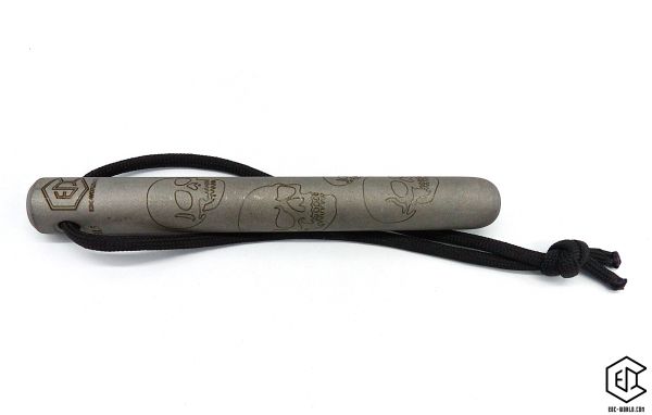 Handgeschmiedeter Kubotan HC-22-2 Unikat (Custom Made) von vorne auf weißem Hintergrund. Seriennummer SN sichtbar, Totenkopf-Gravur, schwarzer Paracord-Fangriemen, 3 Bohrungen. GPSR: Chargennummer/Hersteller SN für Rückverfolgbarkeit. Nur als Grifffestige