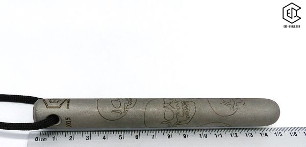 Handgeschmiedeter Kubotan HC-22-2 Unikat (Custom Made) von vorne auf weißem Hintergrund. Seriennummer SN sichtbar, Totenkopf-Gravur, schwarzer Paracord-Fangriemen, 3 Bohrungen. GPSR: Chargennummer/Hersteller SN für Rückverfolgbarkeit. Nur als Grifffestige