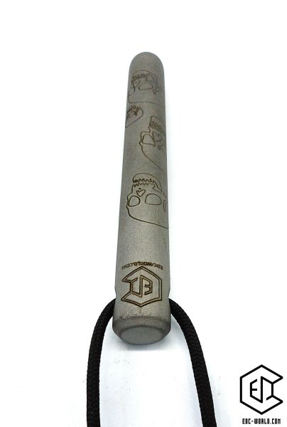 Handgeschmiedeter Kubotan HC-22-2 Unikat (Custom Made) von vorne auf weißem Hintergrund. Seriennummer SN sichtbar, Totenkopf-Gravur, schwarzer Paracord-Fangriemen, 3 Bohrungen. GPSR: Chargennummer/Hersteller SN für Rückverfolgbarkeit. Nur als Grifffestige