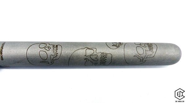 Handgeschmiedeter Kubotan HC-22-2 Unikat (Custom Made) von vorne auf weißem Hintergrund. Seriennummer SN sichtbar, Totenkopf-Gravur, schwarzer Paracord-Fangriemen, 3 Bohrungen. GPSR: Chargennummer/Hersteller SN für Rückverfolgbarkeit. Nur als Grifffestige